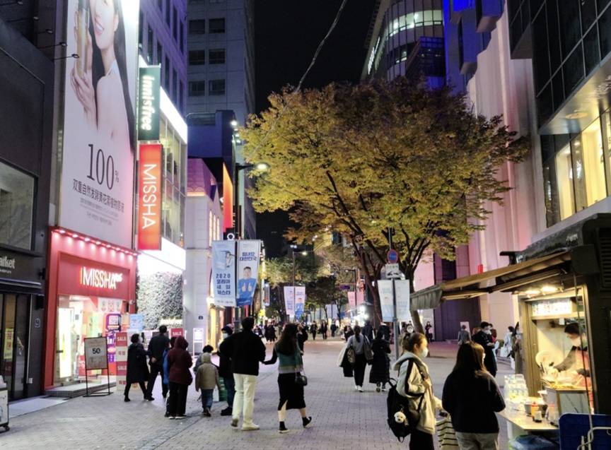 明洞の街並みと夜の風景