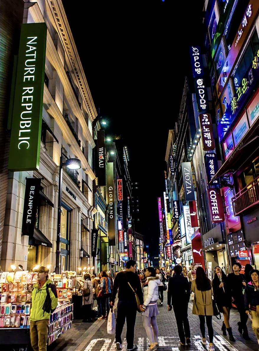 明洞の街並みと夜の風景