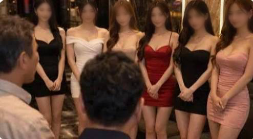 江南のルームサロンで利用客が女性を選ぶ場面