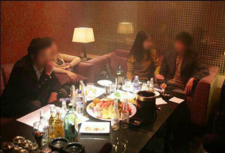 江南のルームサロン個室で女性と利用客が会話する様子