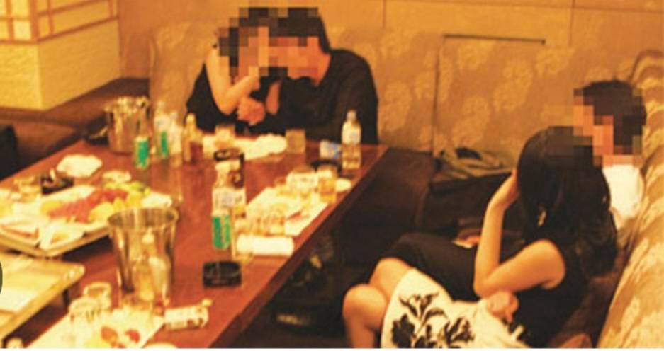 江南のルームサロン個室で女性と利用客が歓談する様子