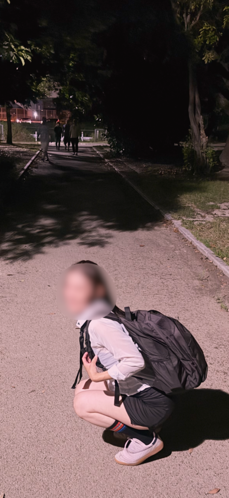 とろみちゃんの後方からついてくる男性たち