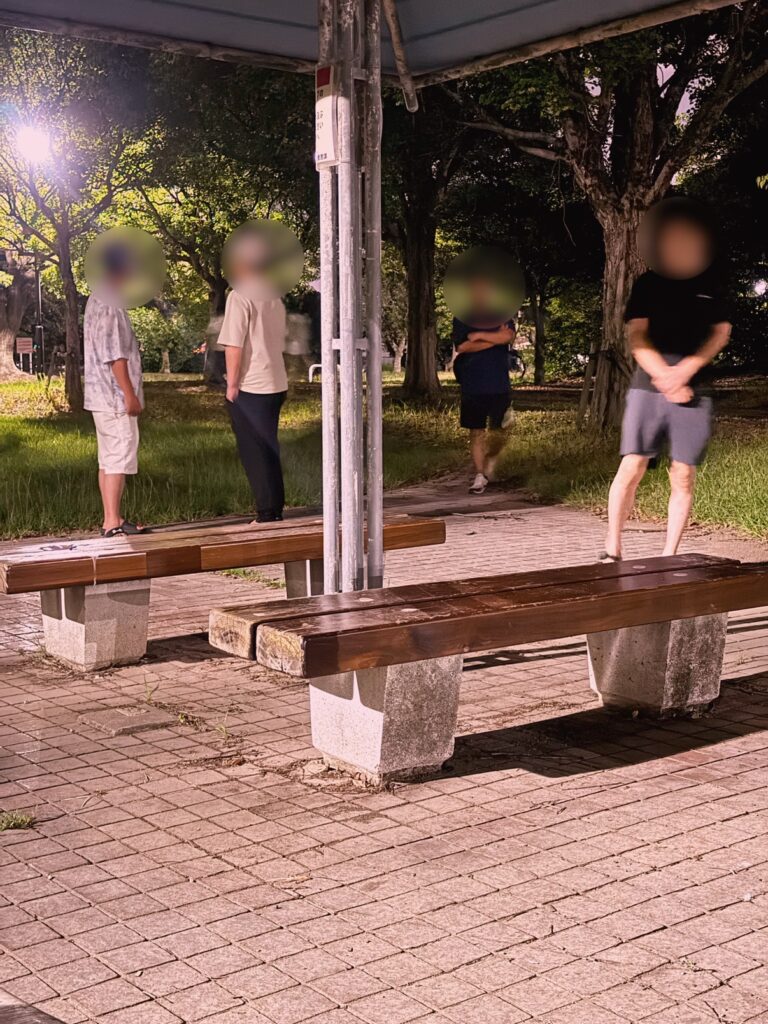 公園で遠くから様子を見ている男性